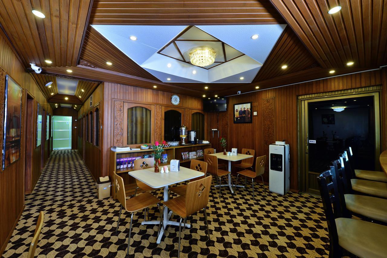 Backpacker Hostel (Adults Only) Янгон Екстер'єр фото