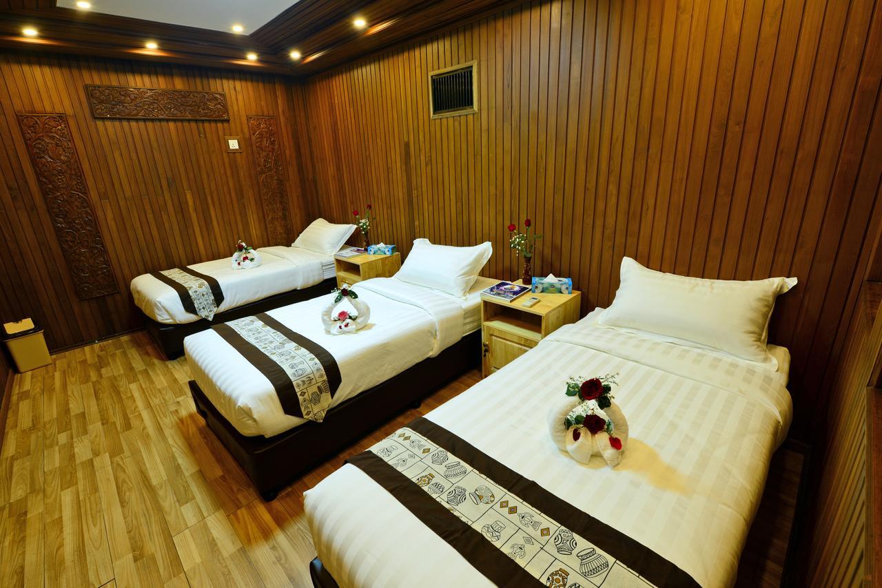 Backpacker Hostel (Adults Only) Янгон Екстер'єр фото