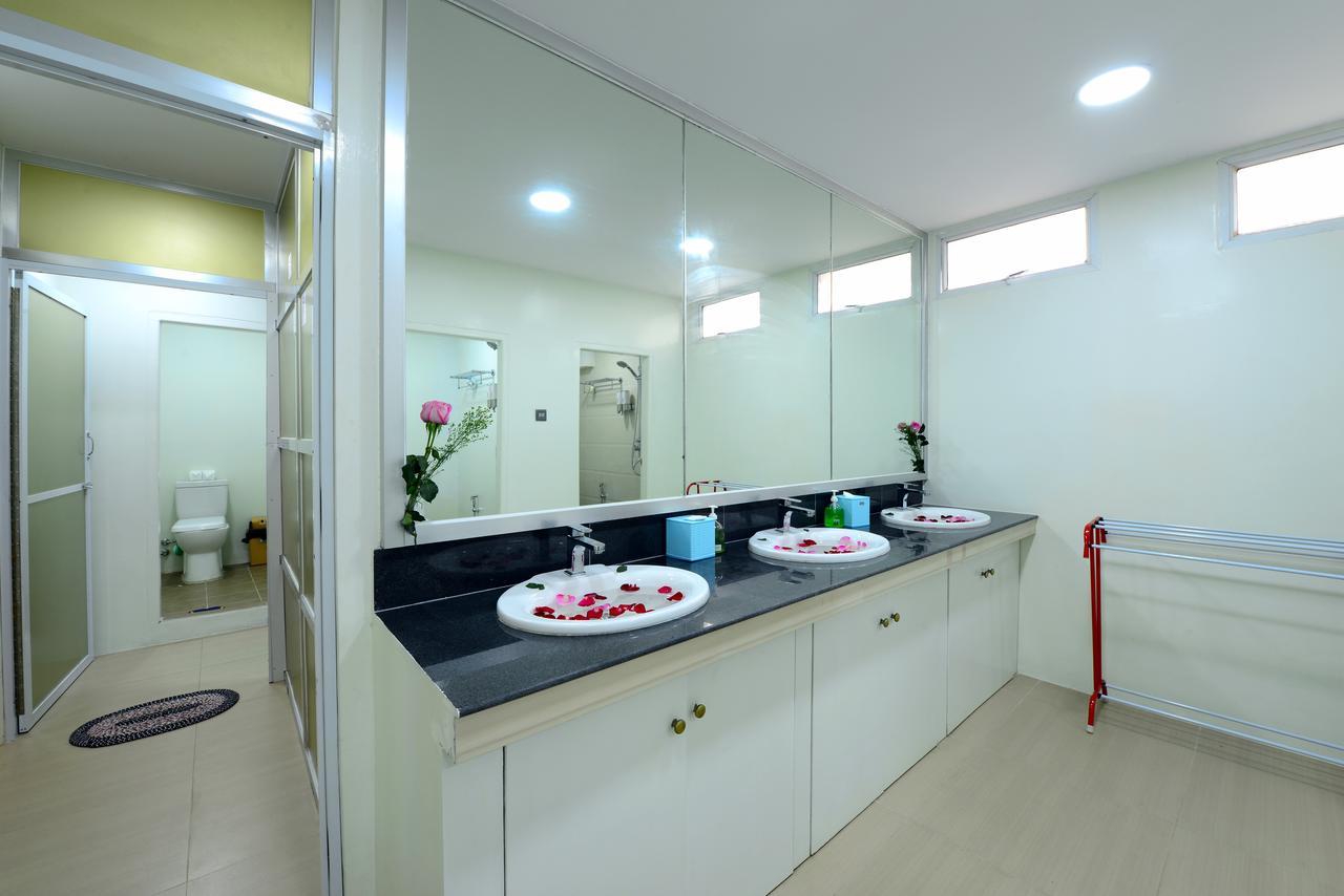 Backpacker Hostel (Adults Only) Янгон Екстер'єр фото