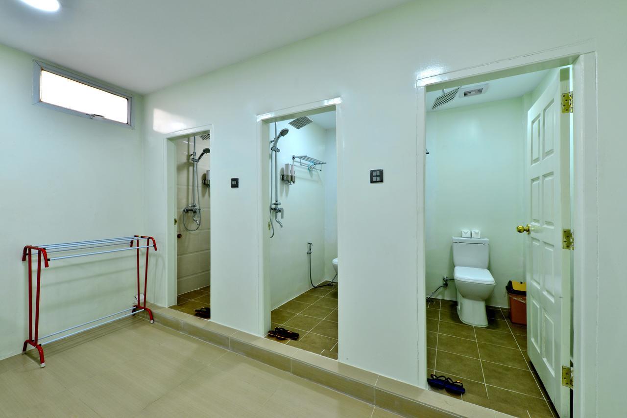 Backpacker Hostel (Adults Only) Янгон Екстер'єр фото