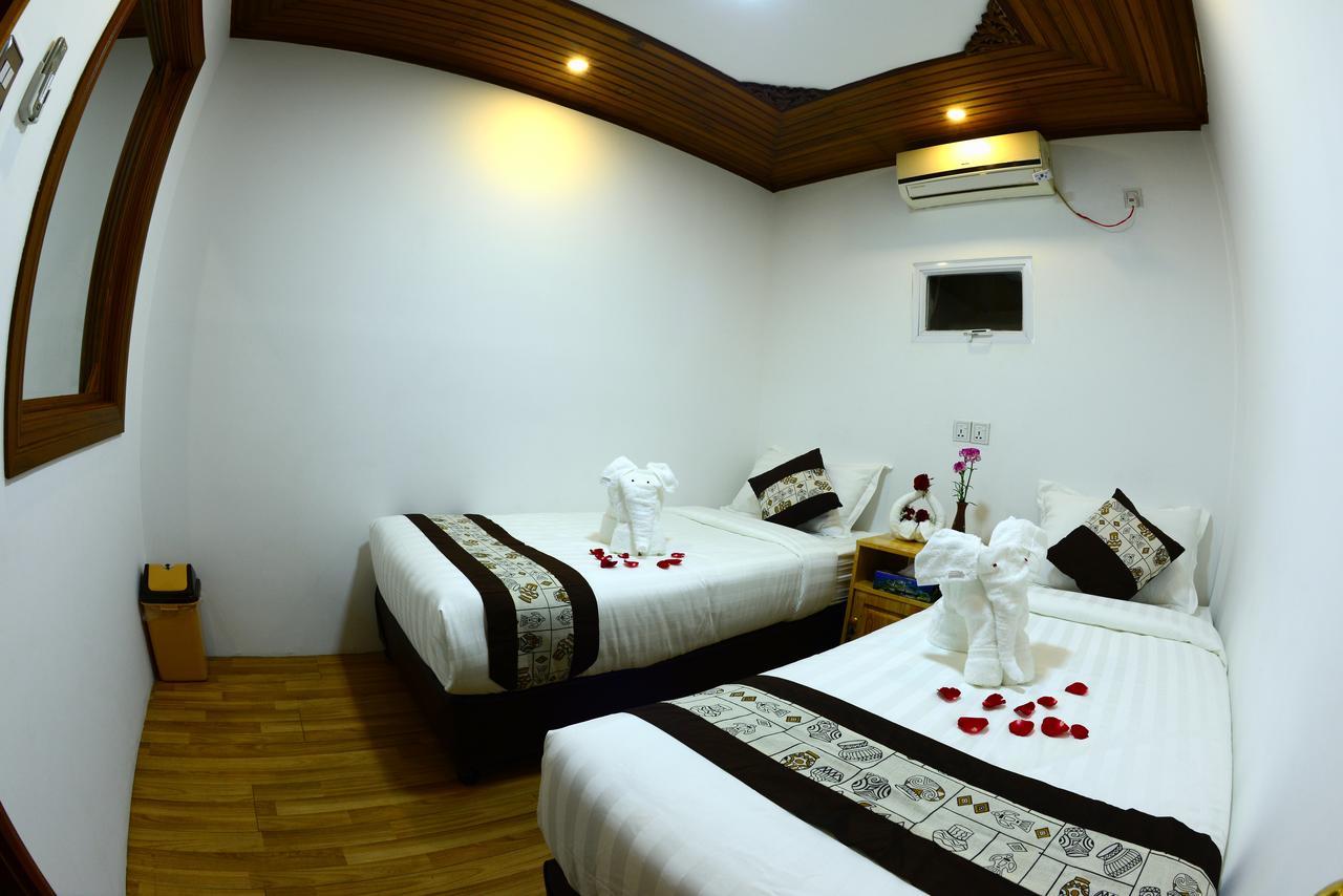 Backpacker Hostel (Adults Only) Янгон Екстер'єр фото