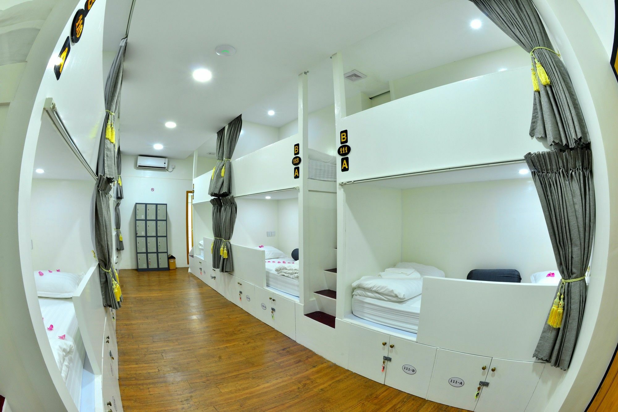 Backpacker Hostel (Adults Only) Янгон Екстер'єр фото