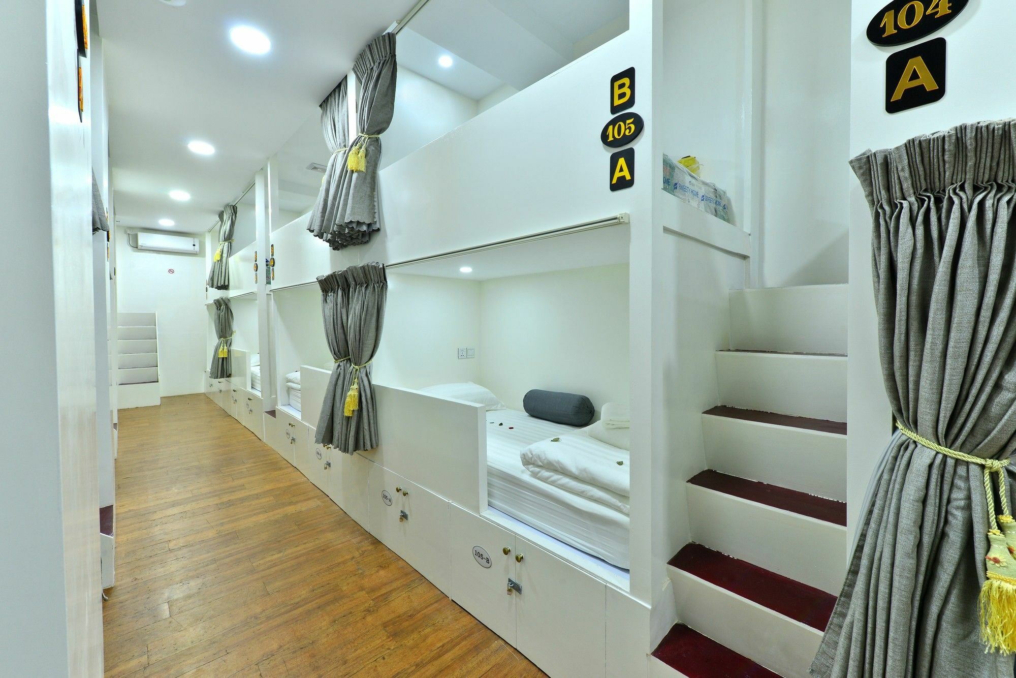 Backpacker Hostel (Adults Only) Янгон Екстер'єр фото